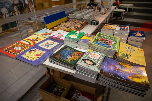 Великобританія отримала 16 тисяч україномовних книг для дітей
