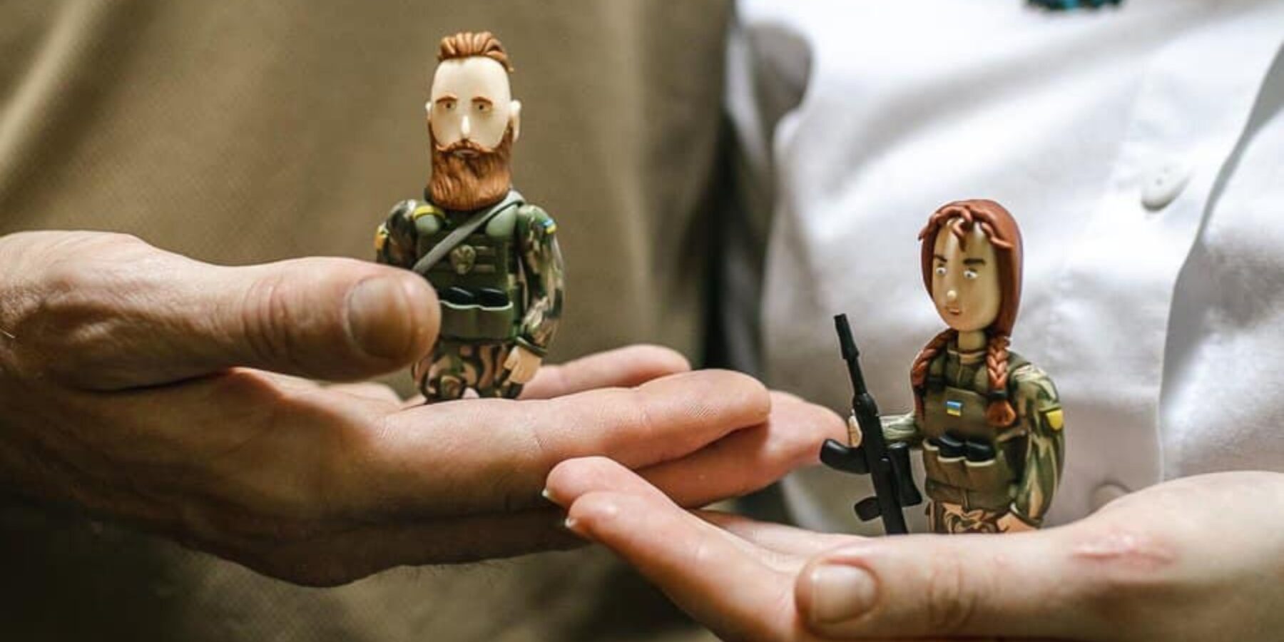 Митець із Івано-Франківщини продає глиняні фігурки військових та волонтерів задля ЗСУ (фото)