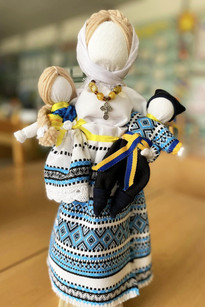 "Лялька має нести добро": майстриня із Славутича створює мотанки, слідуючи давнім традиціям (фото)