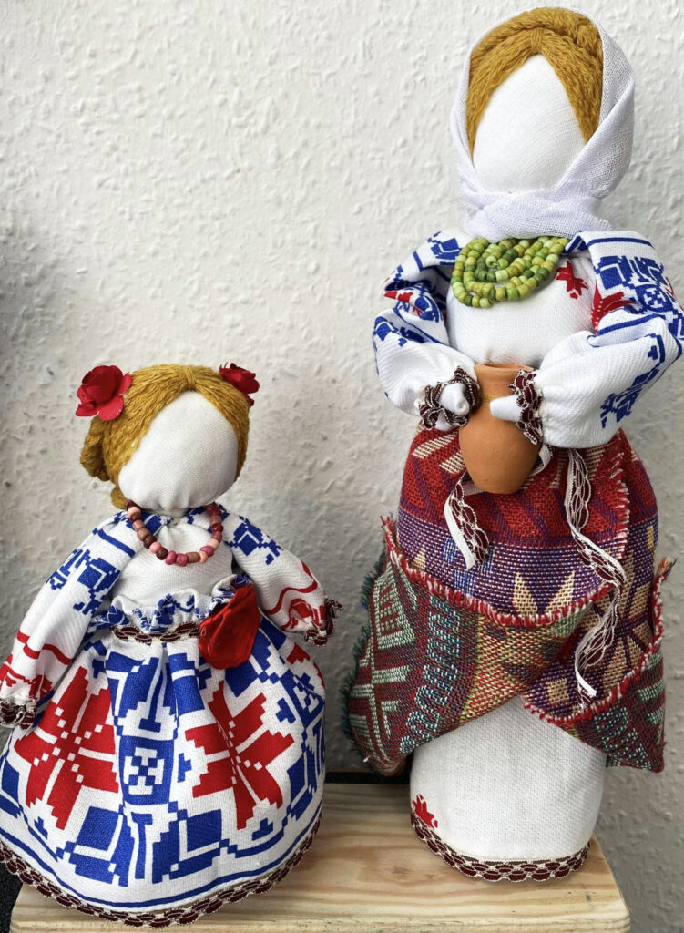 "Лялька має нести добро": майстриня із Славутича створює мотанки, слідуючи давнім традиціям (фото)
