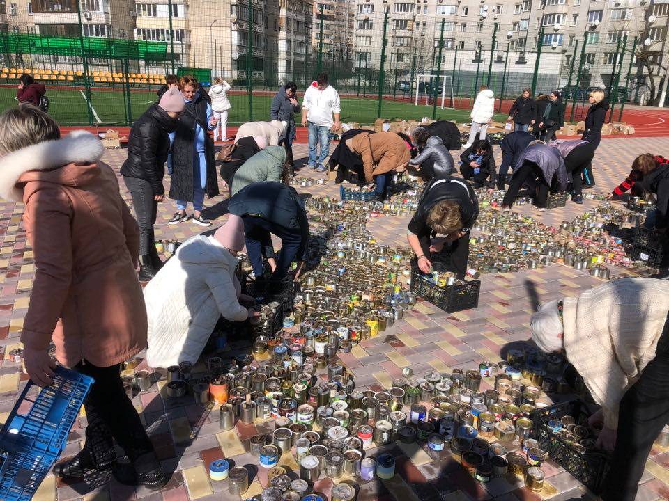 У Києві виклали тризуб та патріотичний надпис із понад 22 тис. окопних свічок (фото)
