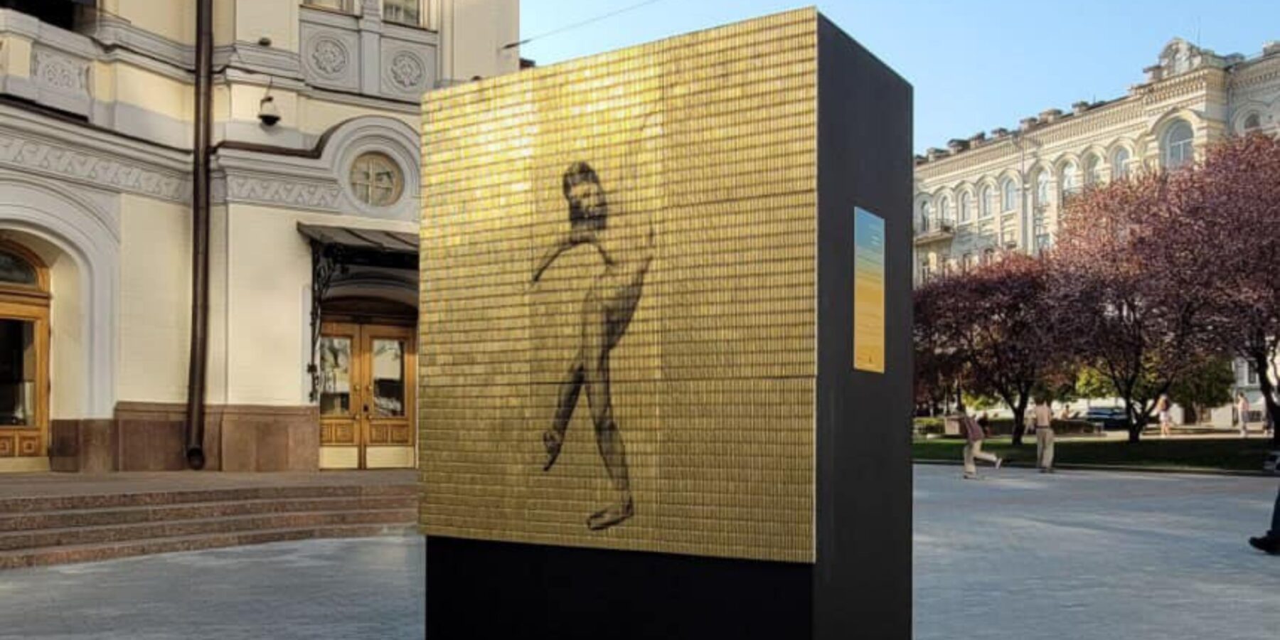 У Києві відкрили інсталяцію із зображенням балерини на стріляних гільзах