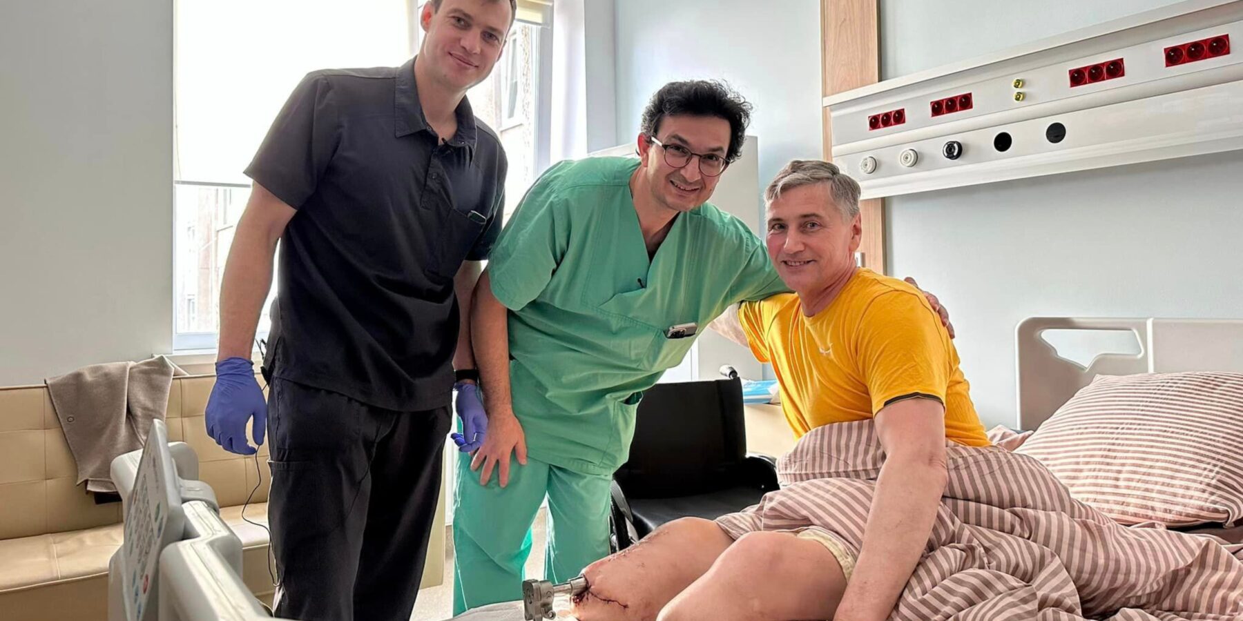 В Україні вперше імплантували протез у кістку пацієнта (фото)