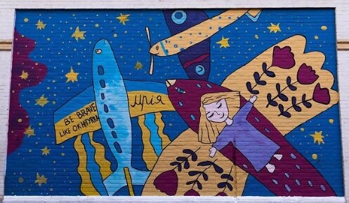 Стріт-арт художник прикрашає будівлі Охтирки партріотичними малюнками (фото)