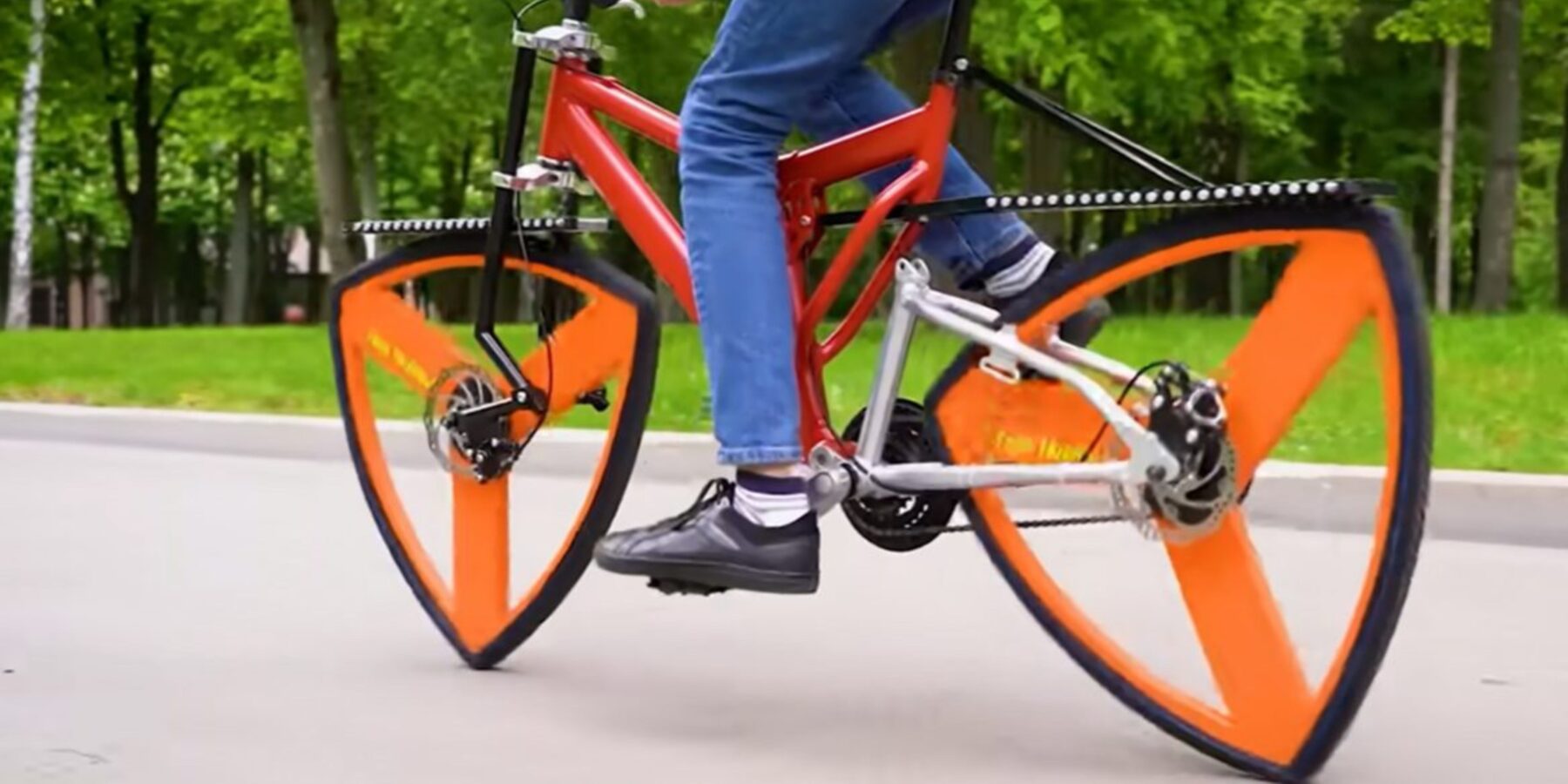 Українець створив велосипеди із трикутними та квадратними колесами