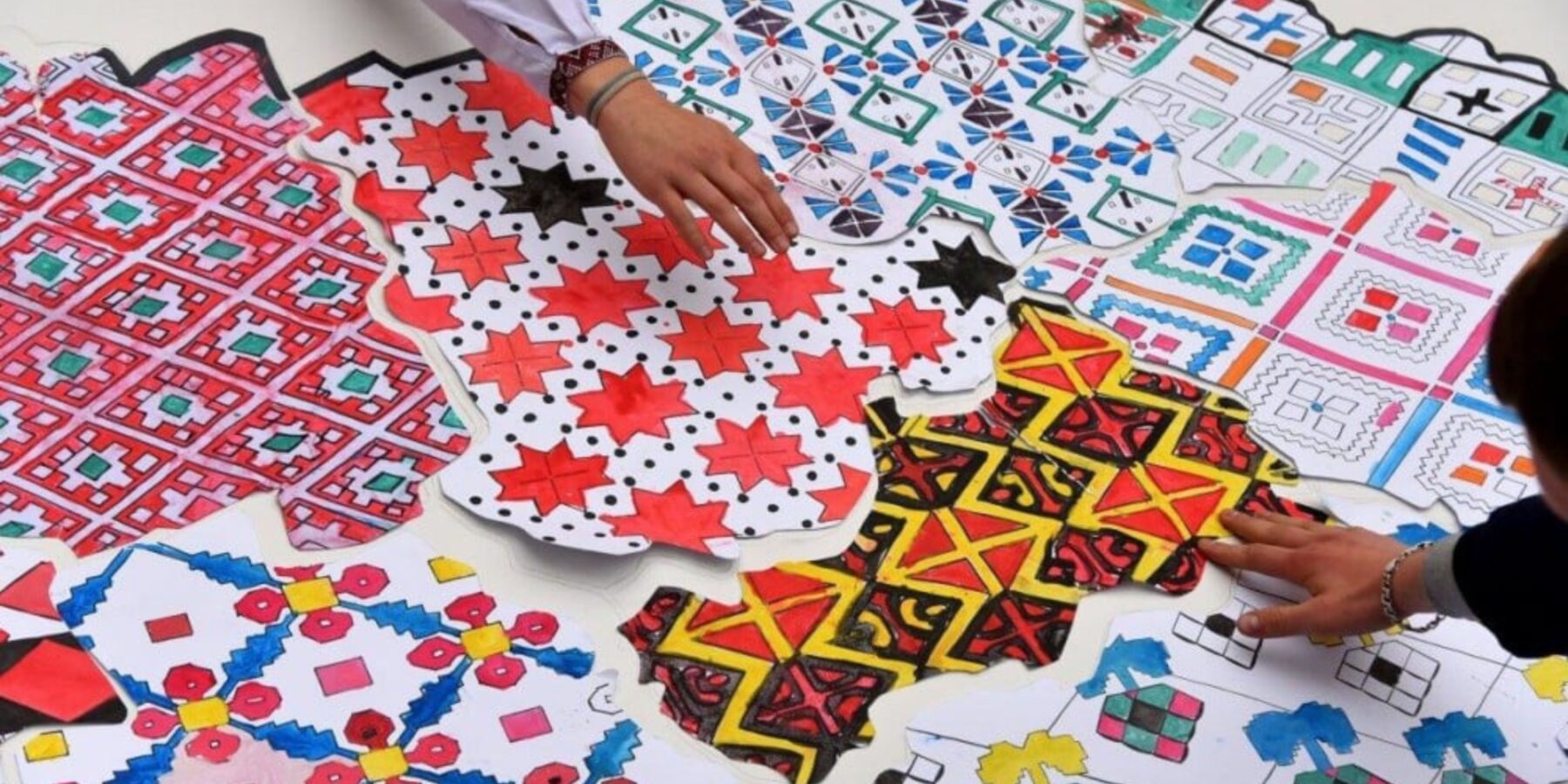 Львівські волонтери створюють шеврони-обереги у формі областей України