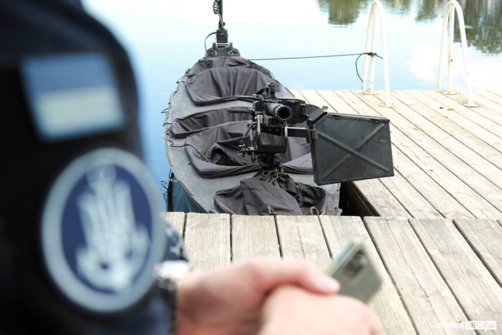 На Київщині провели випробування бойового каяка, оснащеного гранатометом