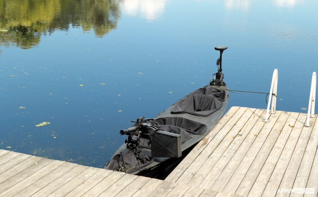 На Київщині провели випробування бойового каяка, оснащеного гранатометом