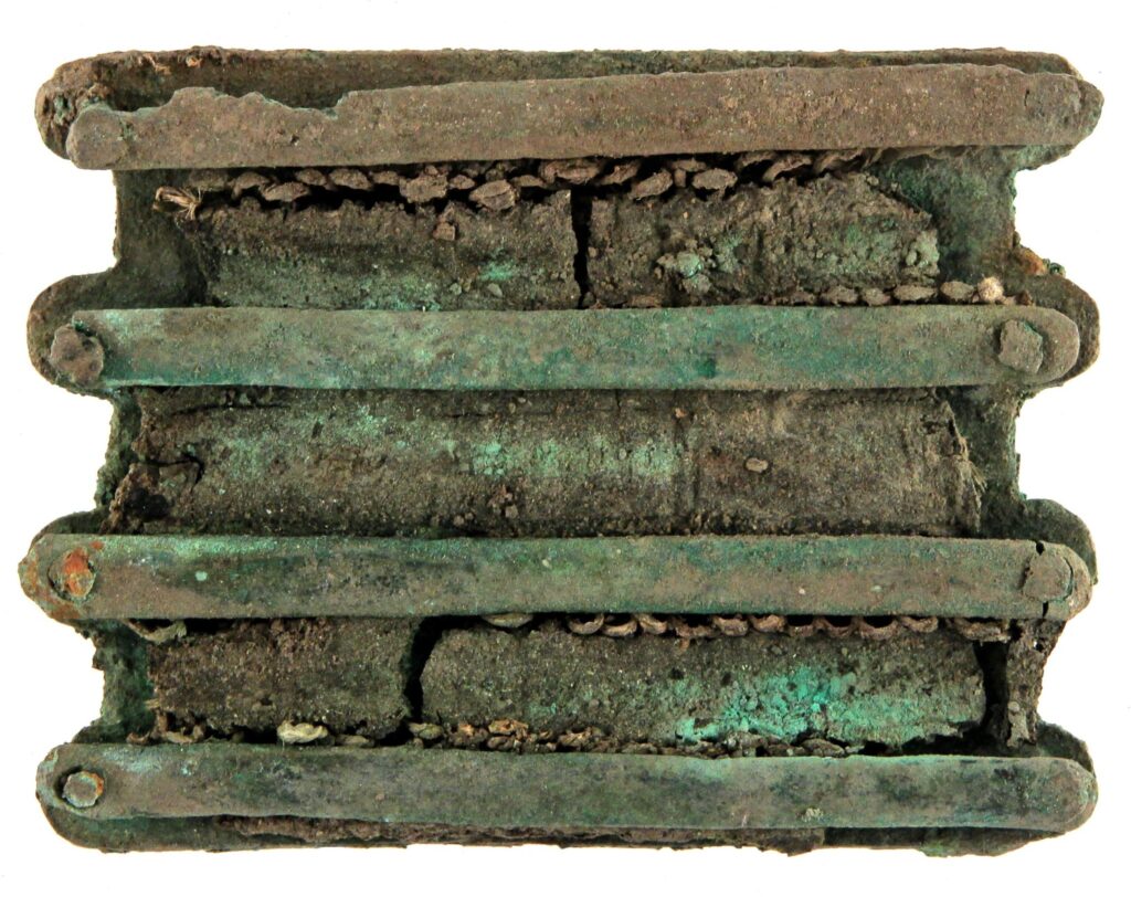 На Хмельниччині знайшли оздоблений сріблом мідний пояс середини III століття