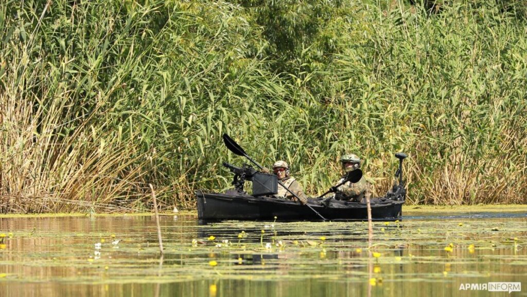 На Київщині провели випробування бойового каяка, оснащеного гранатометом
