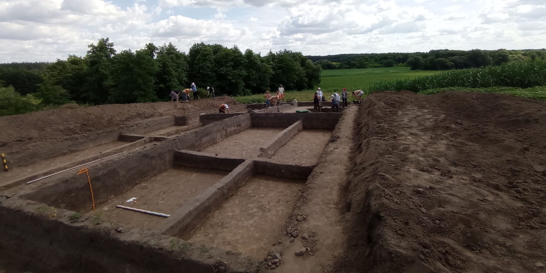 На Київщині археологи виявили стародавнє чоловіче поховання із предметами озброєння