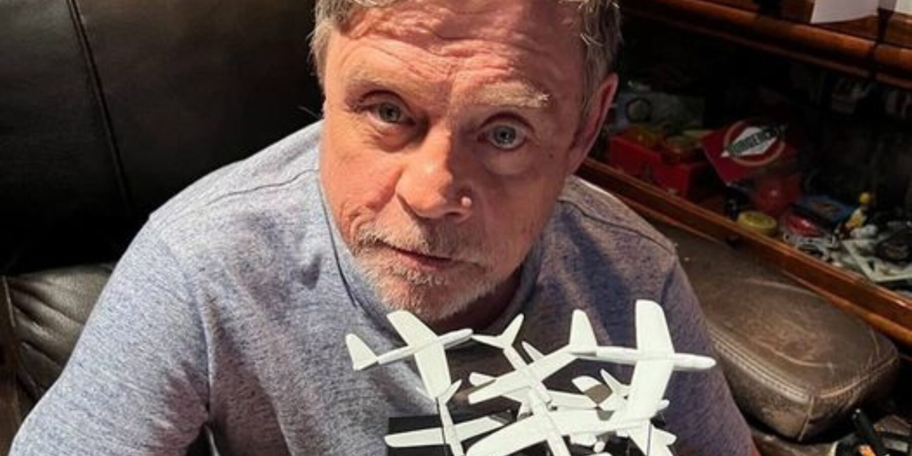 Голос повітряної тривоги в Україні отримав сувенір від UNITED24 у вигляді міні-безпілотників