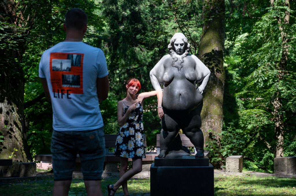 У Львові встановили скульптуру бодіпозитивної жінки