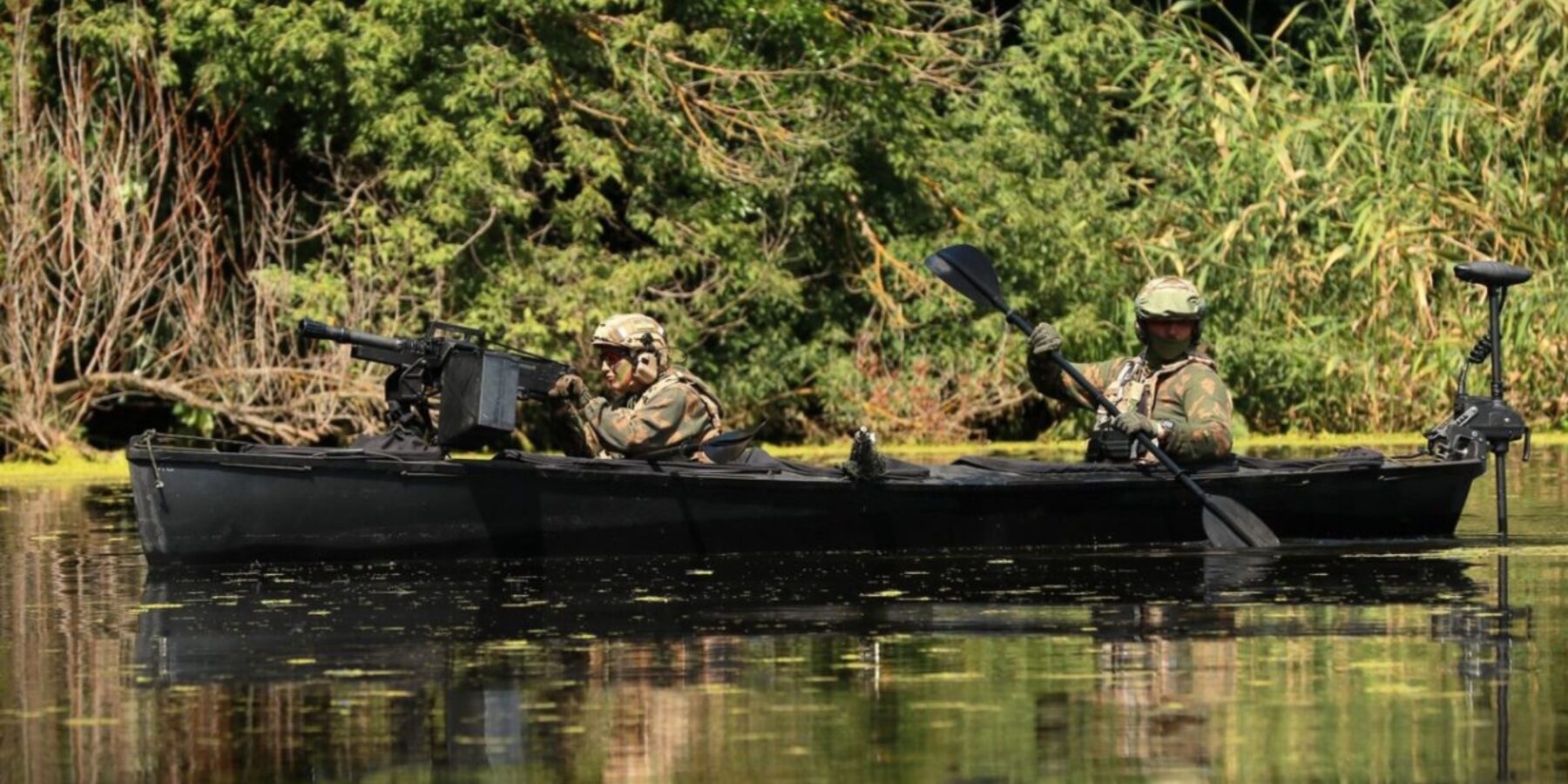 На Київщині провели випробування бойового каяка, оснащеного гранатометом