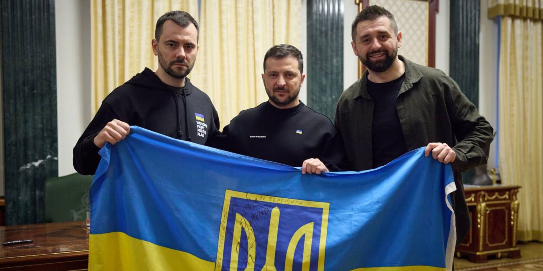 Український прапор із підписом Зеленського продали на благодійному аукціоні за 110 тисяч євро