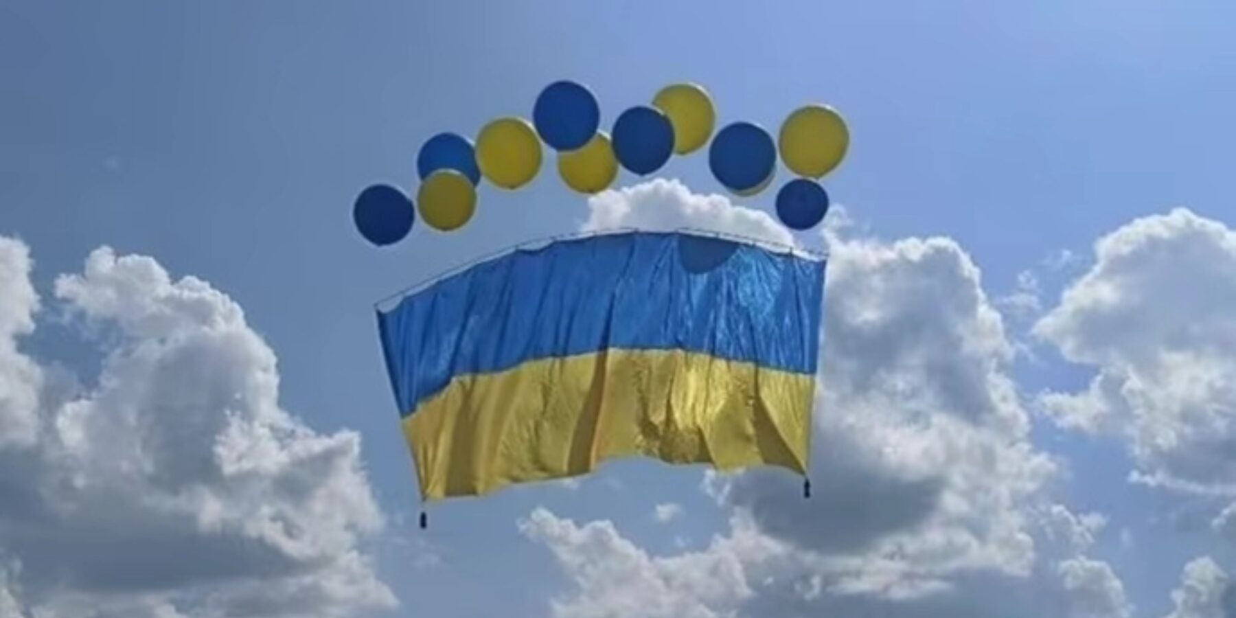 Над Донецьком на повітряних кульках літає український прапор