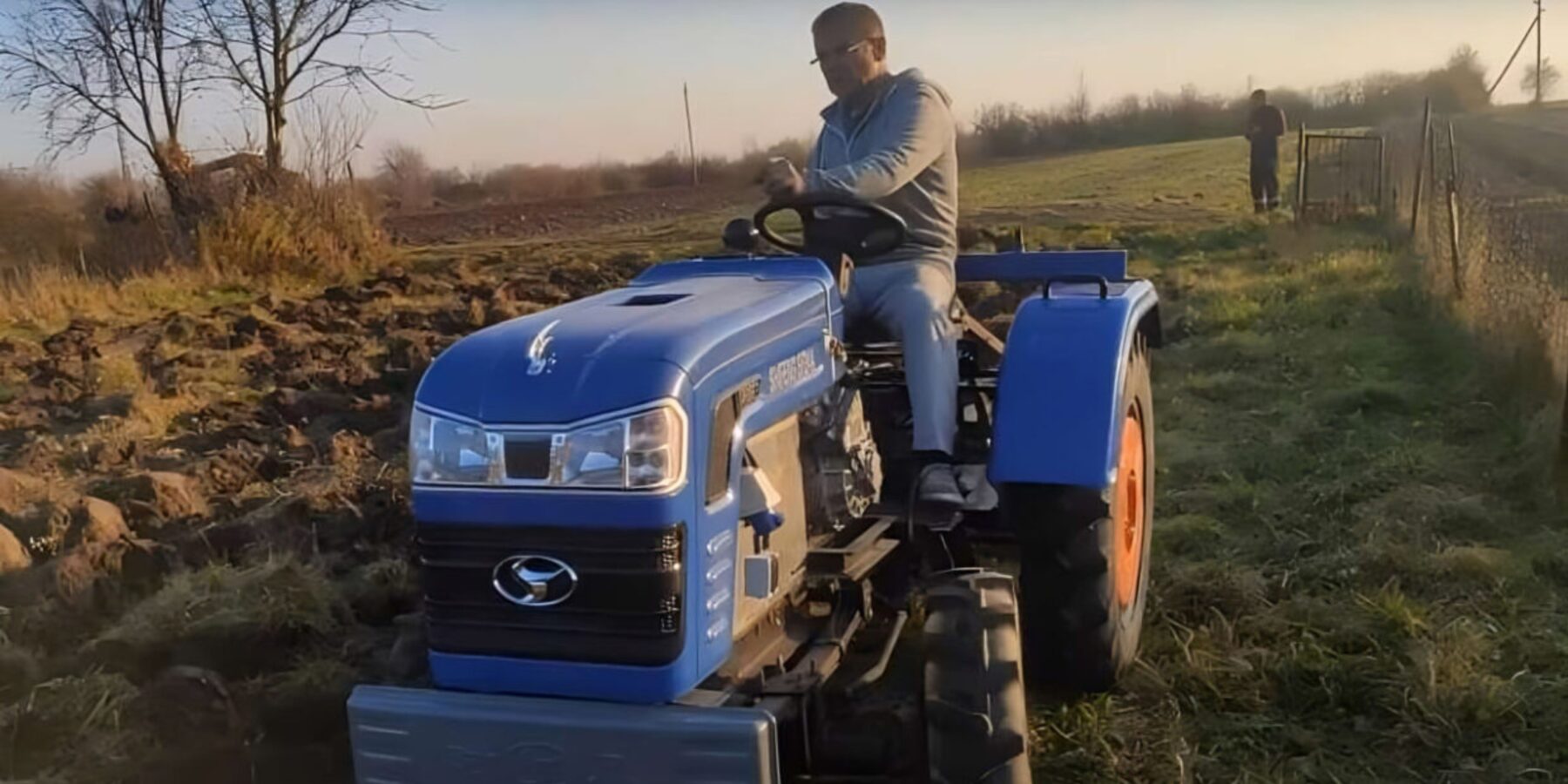 Мешканець Львова створив трактор, який працює без палива