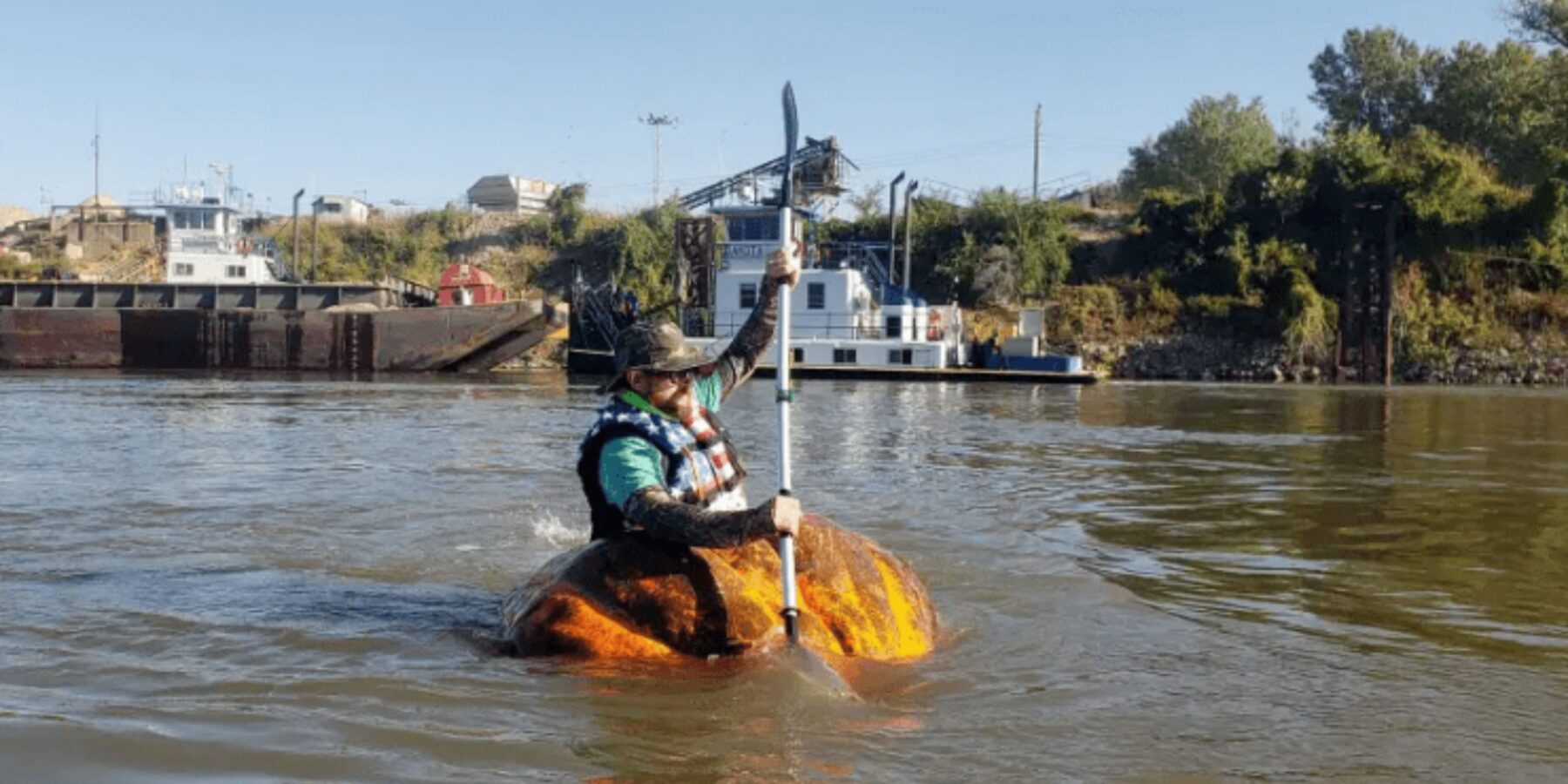Американець встановив новий світовий рекорд, пропливши 60 км на човні із гарбуза