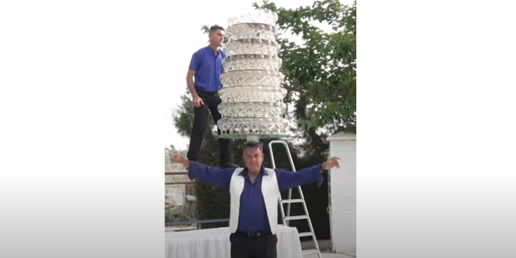 На Кіпрі чоловік встановив світовий рекорд, втримавши на голові 319 келихів під час танцю