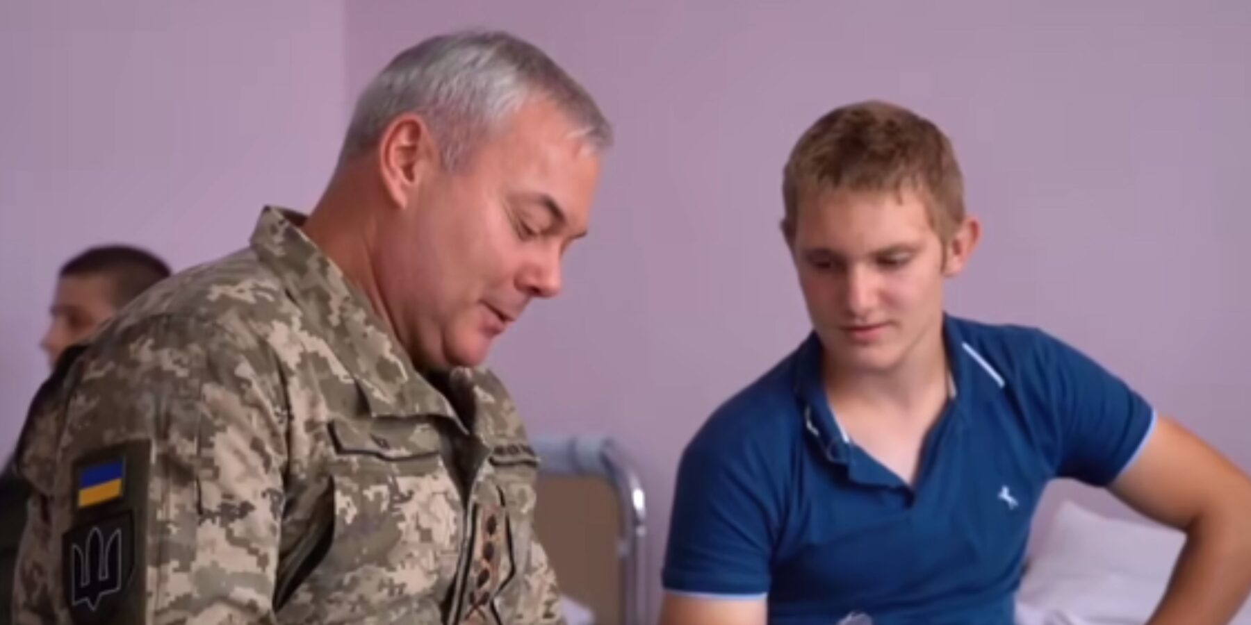 Сергій Наєв відвідав у лікарні підлітка, який постраждав внаслідок артилерійського обстрілу Чернігівщини