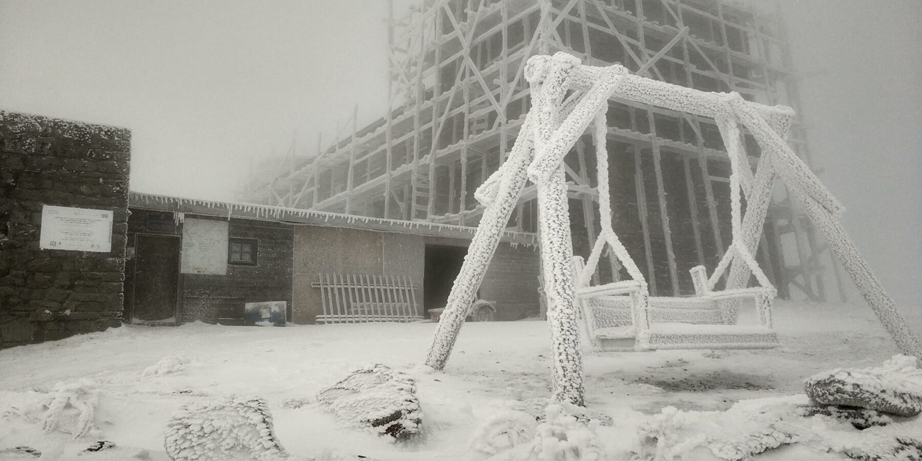 Частину України засипало снігом