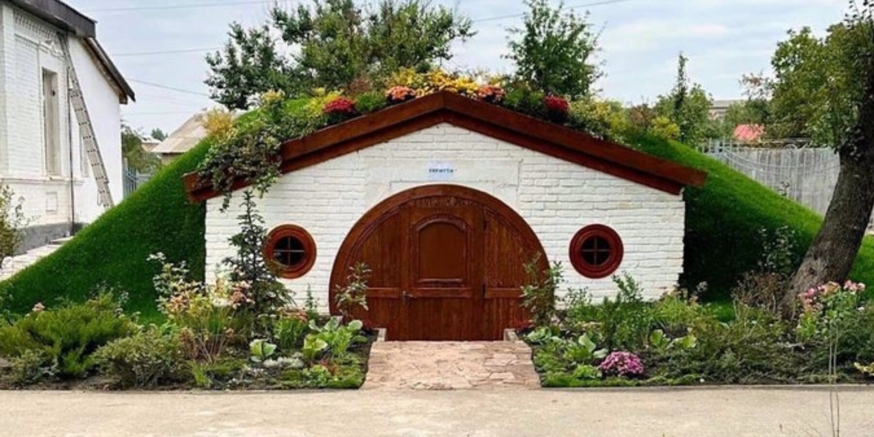 На Київщині збудували бомбосховище для школярів у вигляді будиночка гобітів