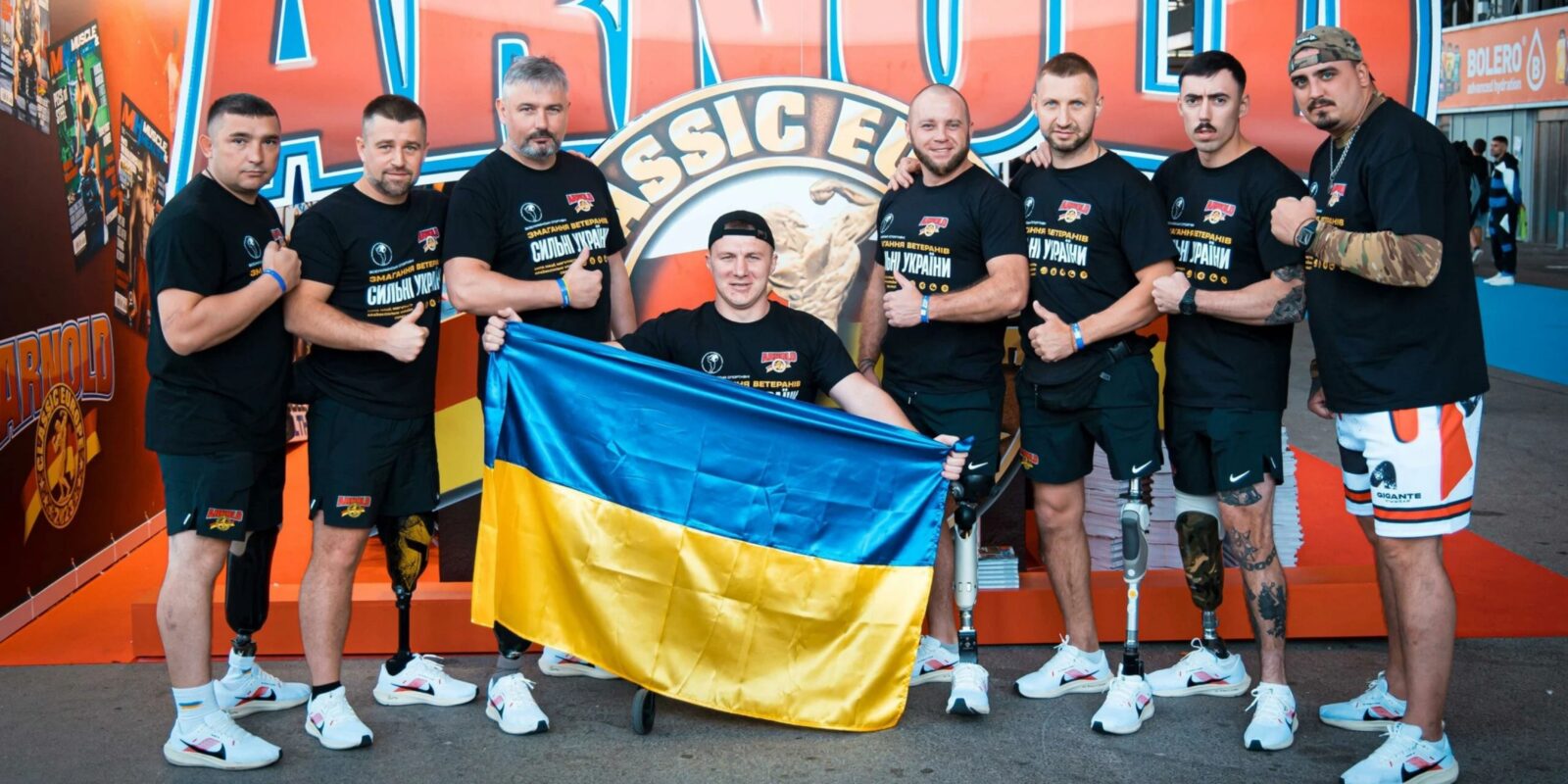 Українські ветерани встановили рекорд, протягнувши чотири вантажівки загальною масою 35 тон
