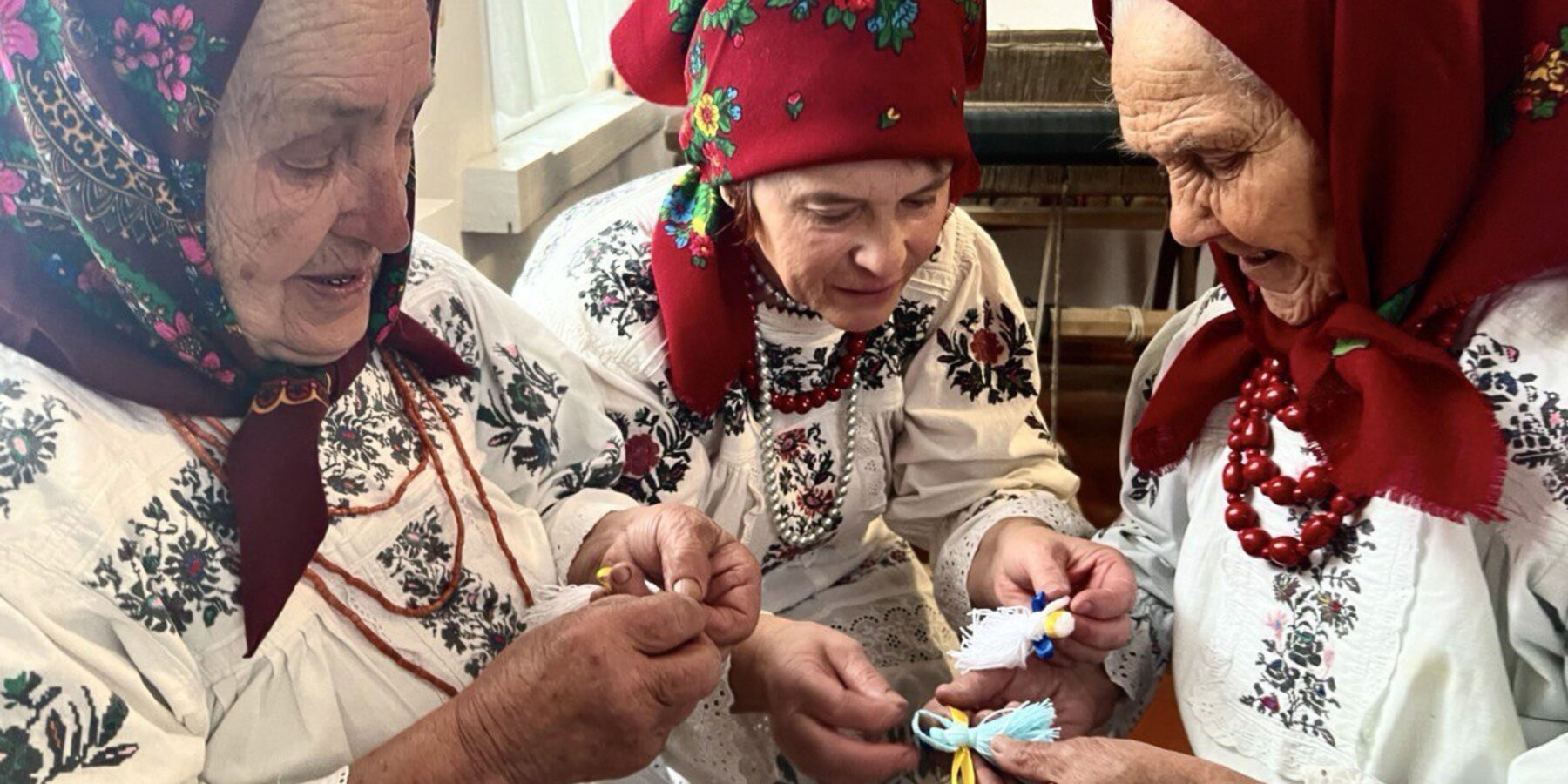 На Житомирщині школярі та «Бовсунівські Бабусі» виготовили обереги із «воротилом» для гвардійців