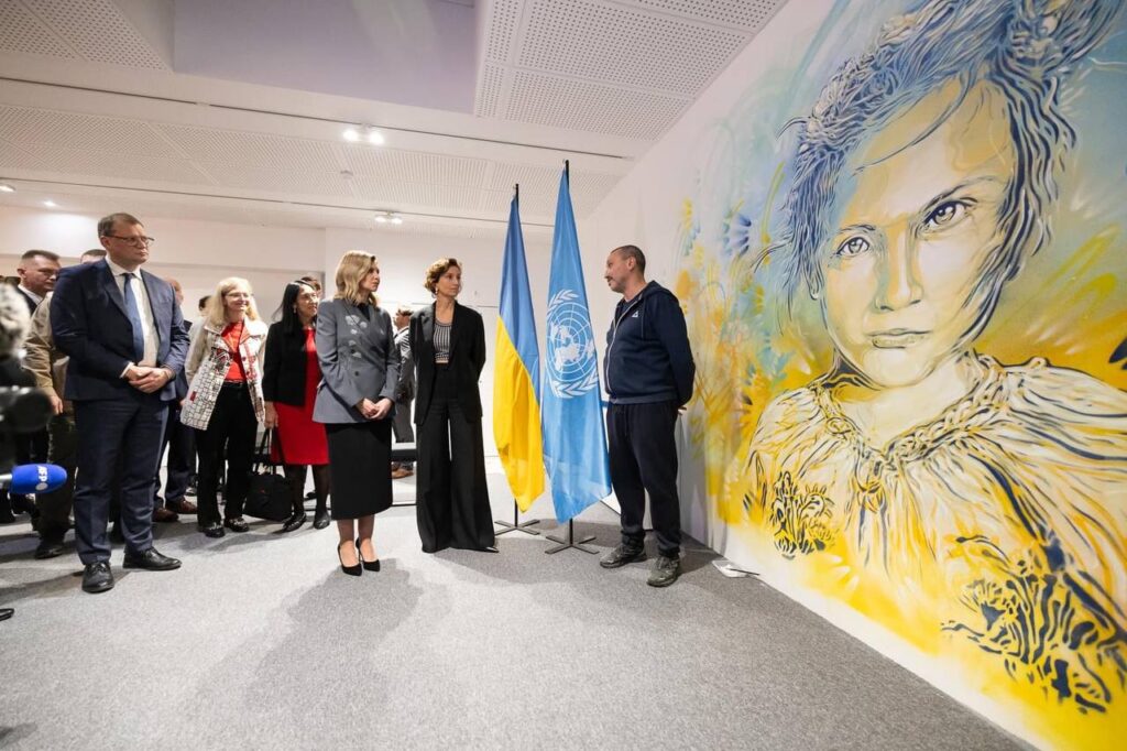 У Парижі з'явилася фреска із зображенням української дівчини