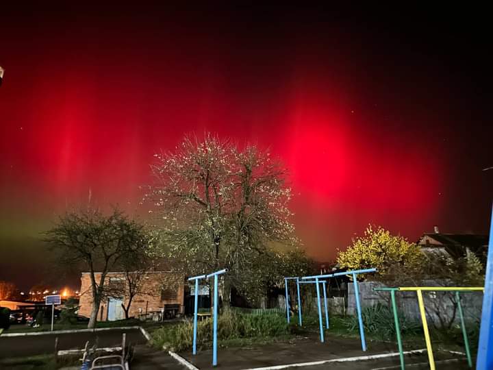 У небі над Україною видніється північне сяйво