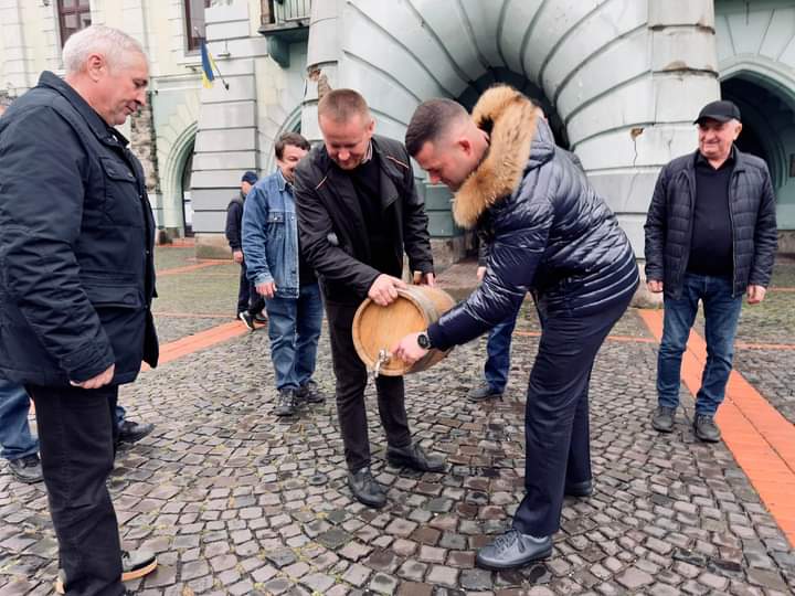 На Закарпатті винороби окропили землю вином, щоб подякувати за гарний урожай