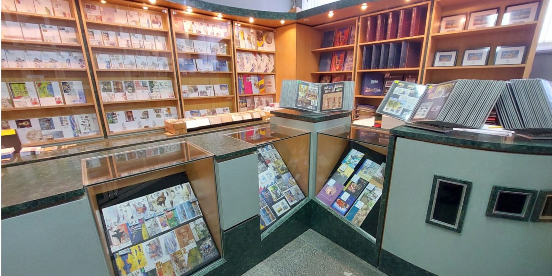 У Києві відкрили оновлену філателістичну крамницю