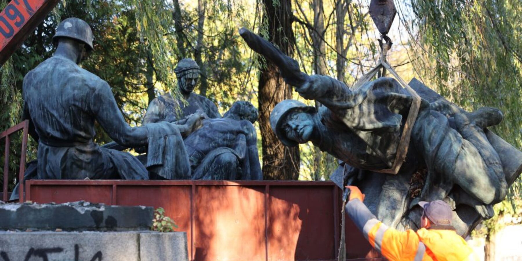 У Львові демонтували радянські пам’ятники