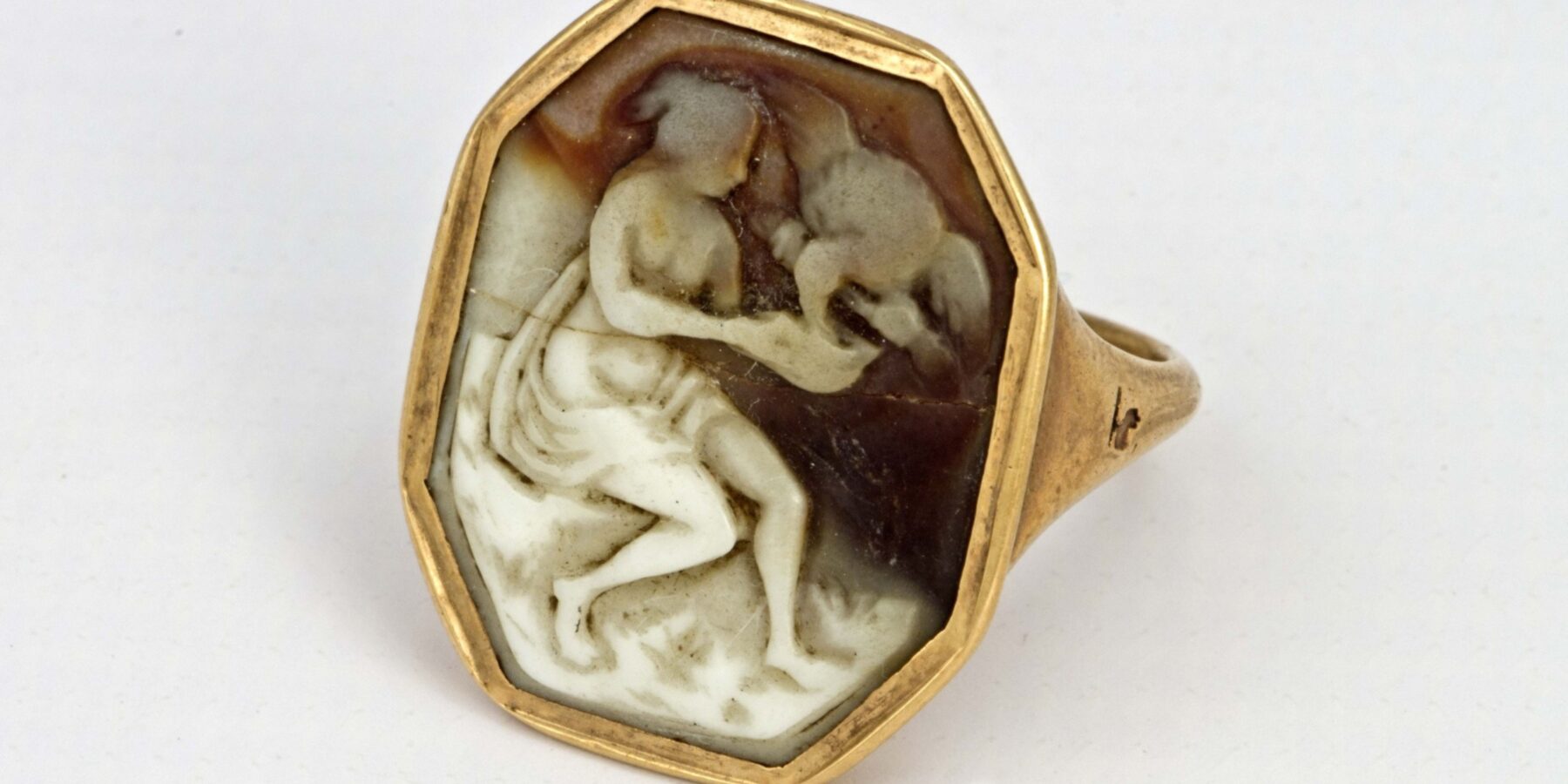Українські науковці показали стародавній золотий перстень із зображенням богині молодості Геби, яка годує орла Зевса