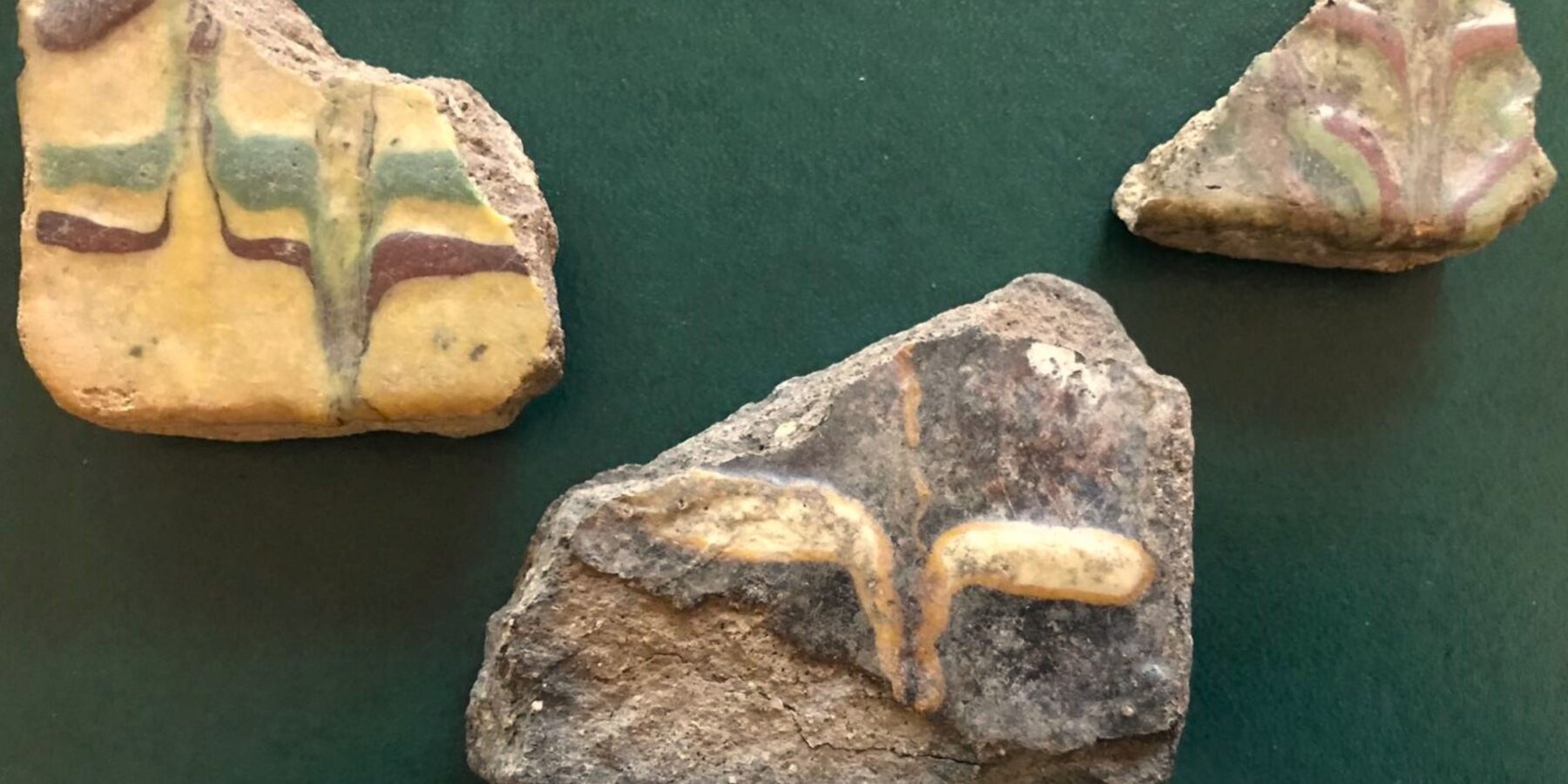 На Волині археологи знайшли колекцію керамічних підложних плиток ХІІ століття