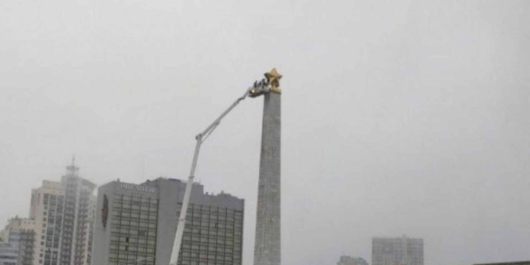 У Києві демонтують ще одну радянську зірку