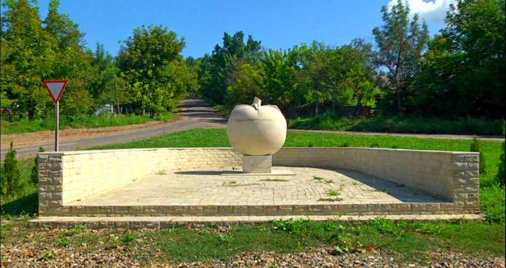 На Прикарпатті встановили пам'ятник помідору