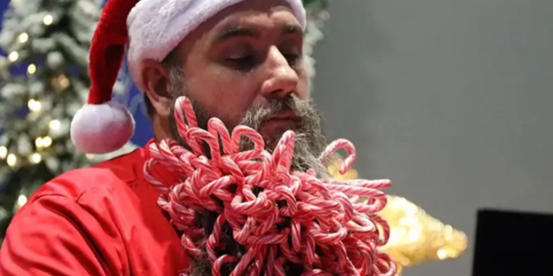 У США чоловік встановив світовий рекорд, причепивши до бороди 187 льодяників