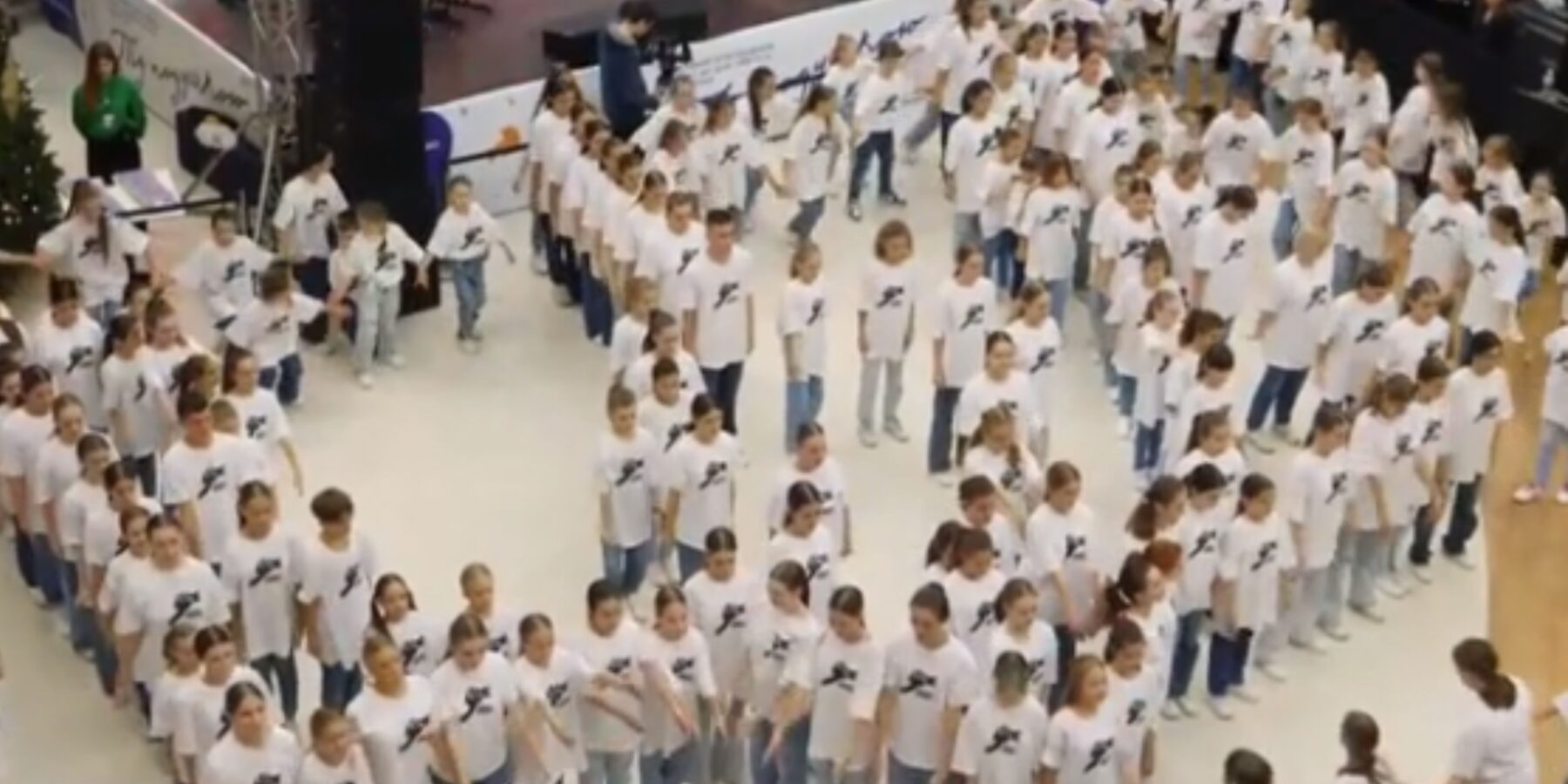 У Києві школярі встановили рекорд, зобразивши тризуб під час танцювального флешмобу