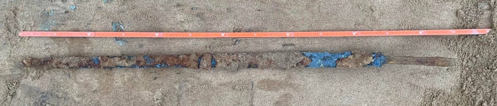 У Швеції знайшли велетенський середньовічний меч