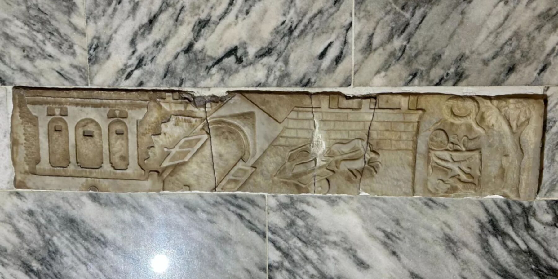 У Бельгії знайшли мармуровий рельєф із зображенням землетрусу 62 року нашої ери у Помпеях
