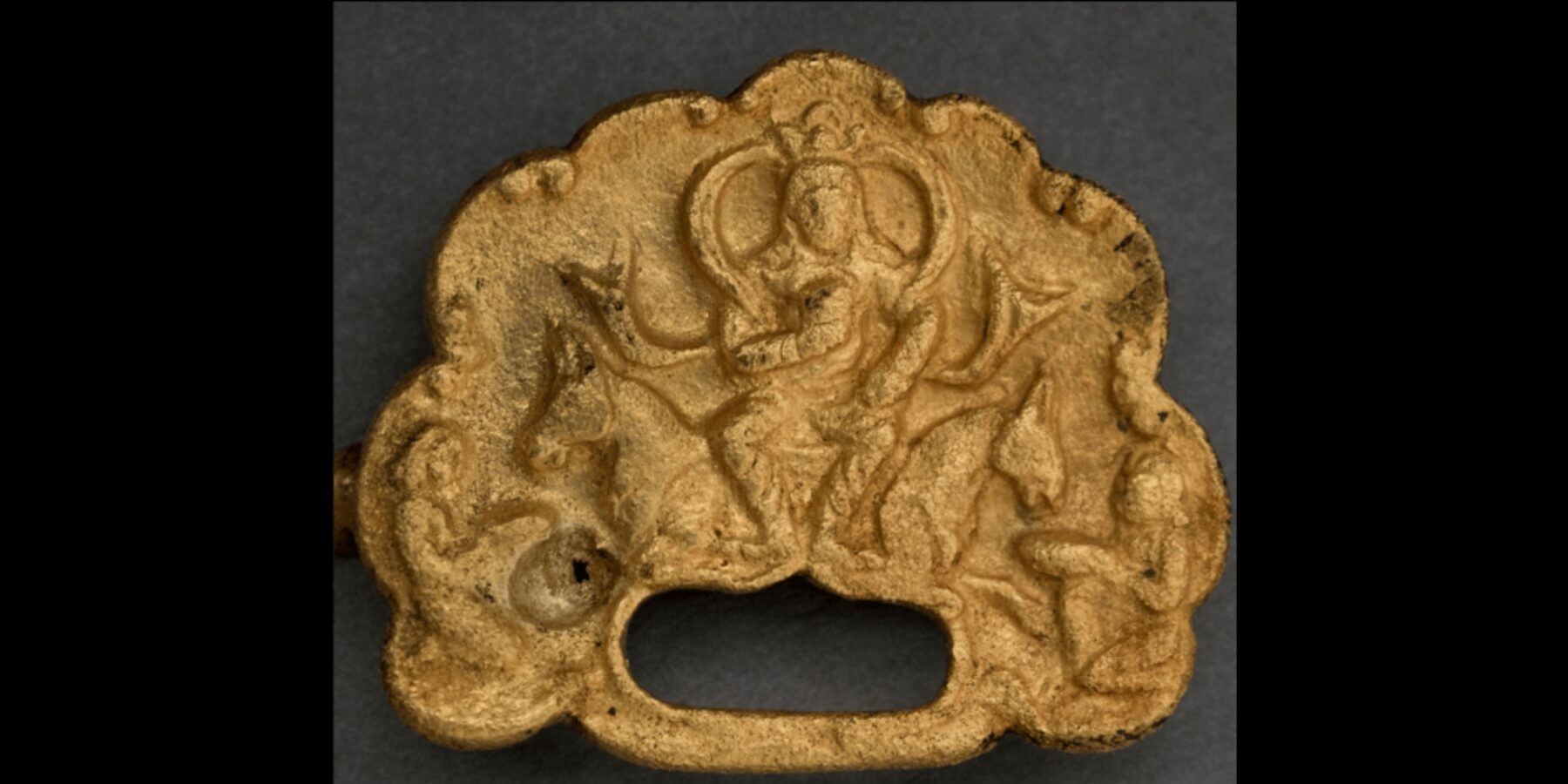 У Казахстані знайшли унікальну золоту пряжку із зображенням обличчя турецького кагана