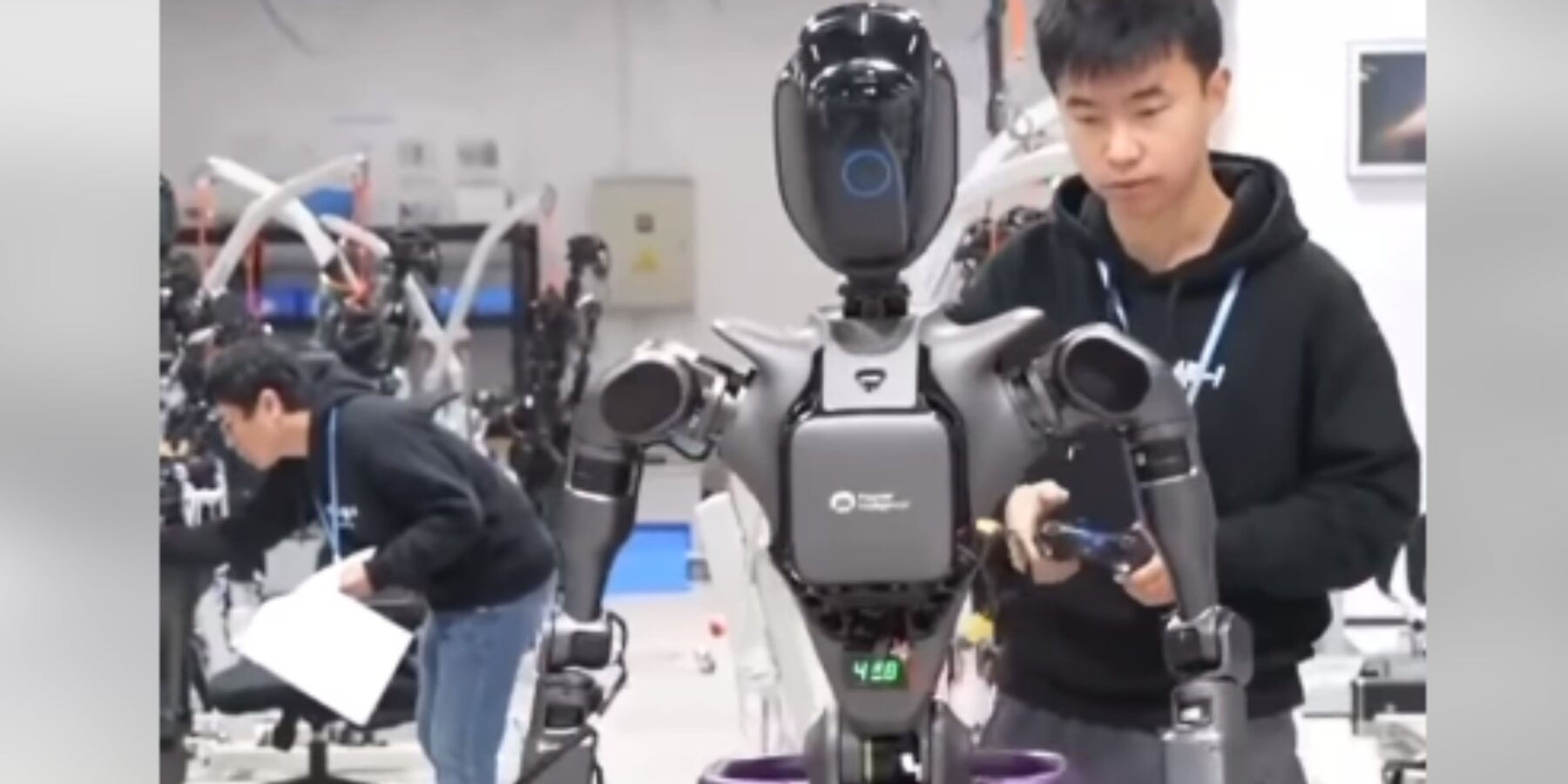 У Китаї запустили в масове виробництво роботів-медбратів