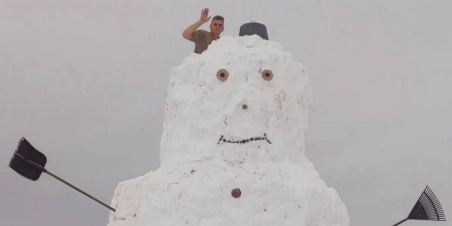 На Волині встановили рекорд, зліпивши сніговика висотою понад 6 метрів