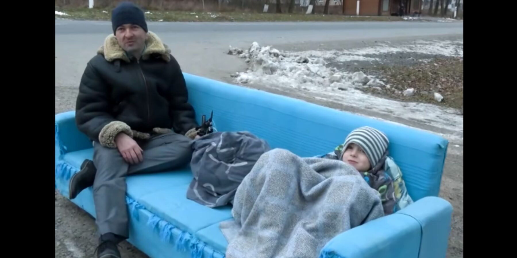 На Тернопільщині переселенець створив диван на колесах