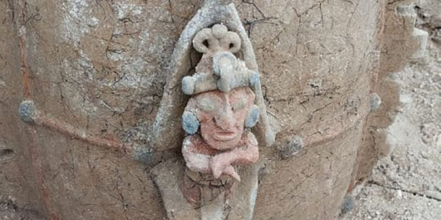 У Мексиці знайшли похоронну урну із зображенням бога кукурудзи, яка належала майя