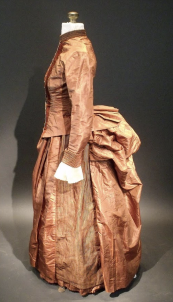 У США розшифрували загадкові записи, знайдені у шовковій сукні ХІХ століття
