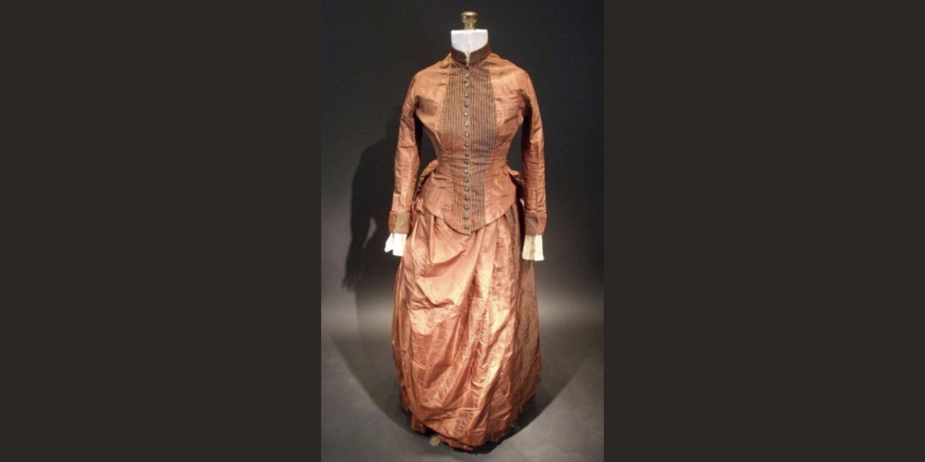 У США розшифрували загадкові записи, знайдені у шовковій сукні ХІХ століття