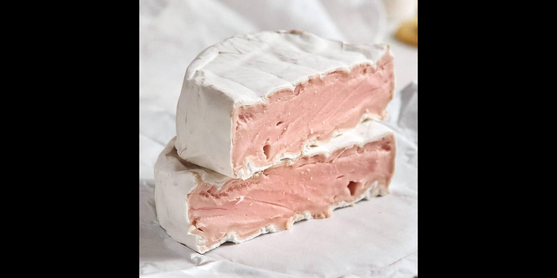 На Сумщині виготовляють рожевий сир із пліснявою, омитий у вині