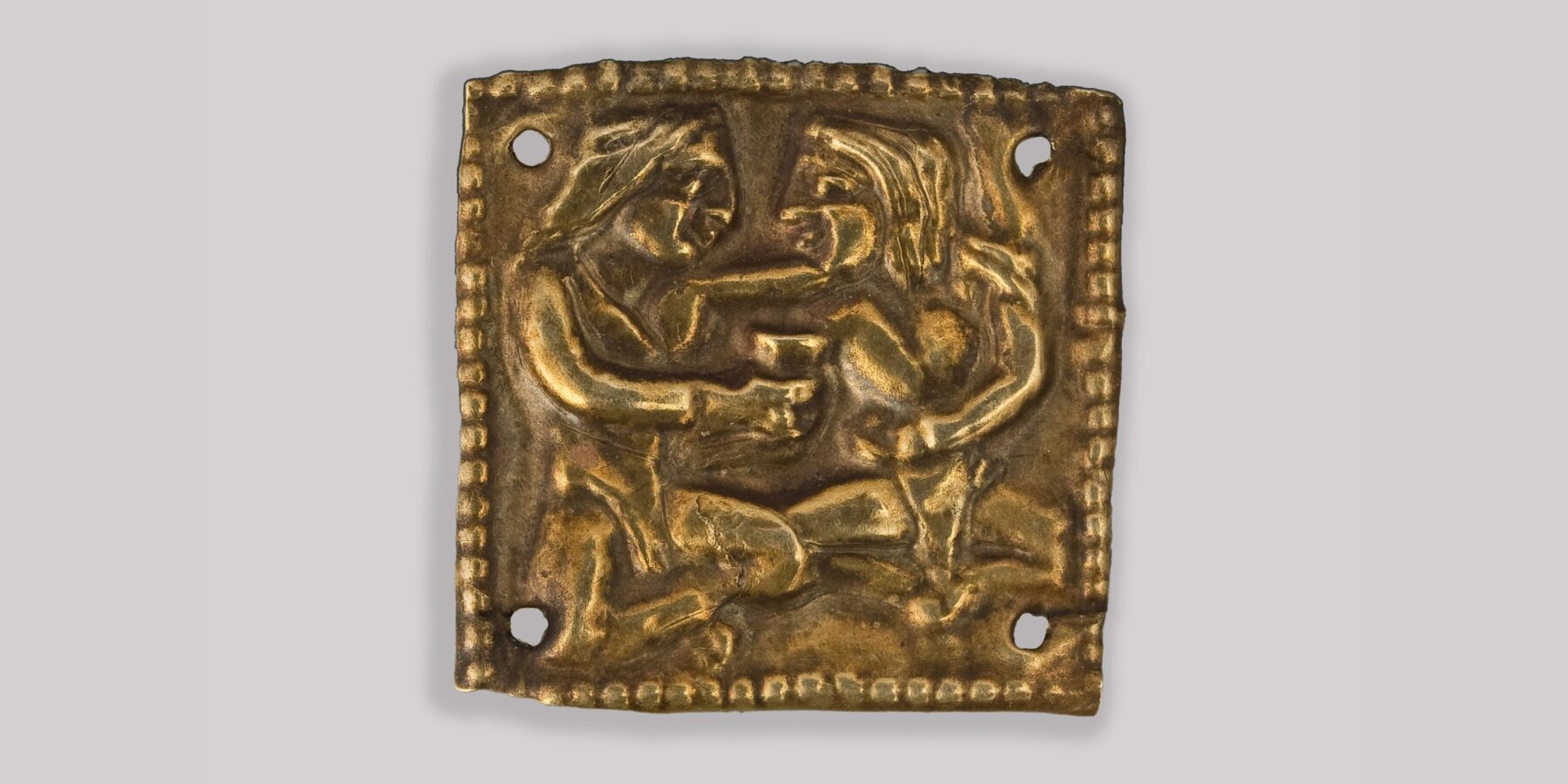 Українські науковці показали скіфські платинки-аплікації із зображенням звичаїв побратимства